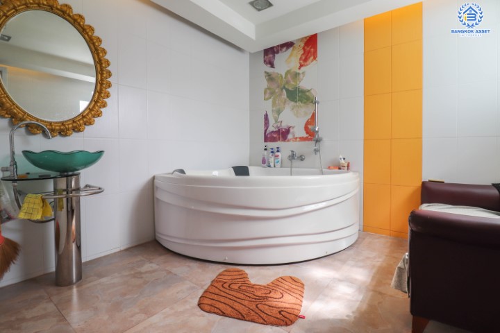 บ้านเดี่ยวทำเลโชคชัย 4 ซอย 56 หลังใหญ่พร้อมอยู่ เนื้อที่ 101 ตร.ว. พร้อมฟังก์ชันที่เหนือกว่าด้วย 5 ห้องนอน 5 ห้องน้ำ ต่อเติมเต็มทั้งหลัง บนทำเลสุดโดดเด่น! พร้อมเชื่อมต่อหลายเส้นทาง ใจกลางแหล่ง Community Mall ชั้นนำมากมาย ใกล้รถไฟฟ้าสายสีเหลือง "โชคชัย4" และทางด่วน "ฉลองรัช"